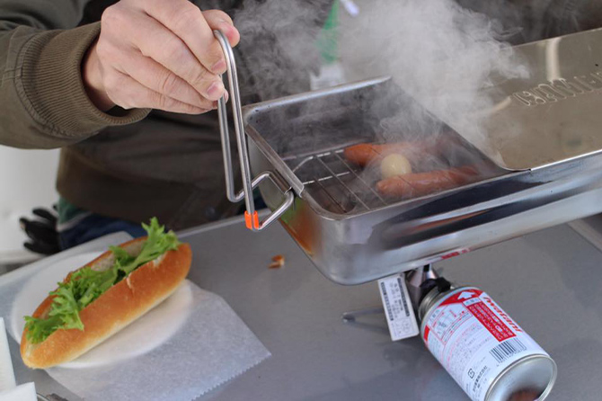軽量・コンパクトで手軽にスモーク料理ができる。