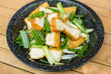 燻製厚揚げと青ネギの和え物